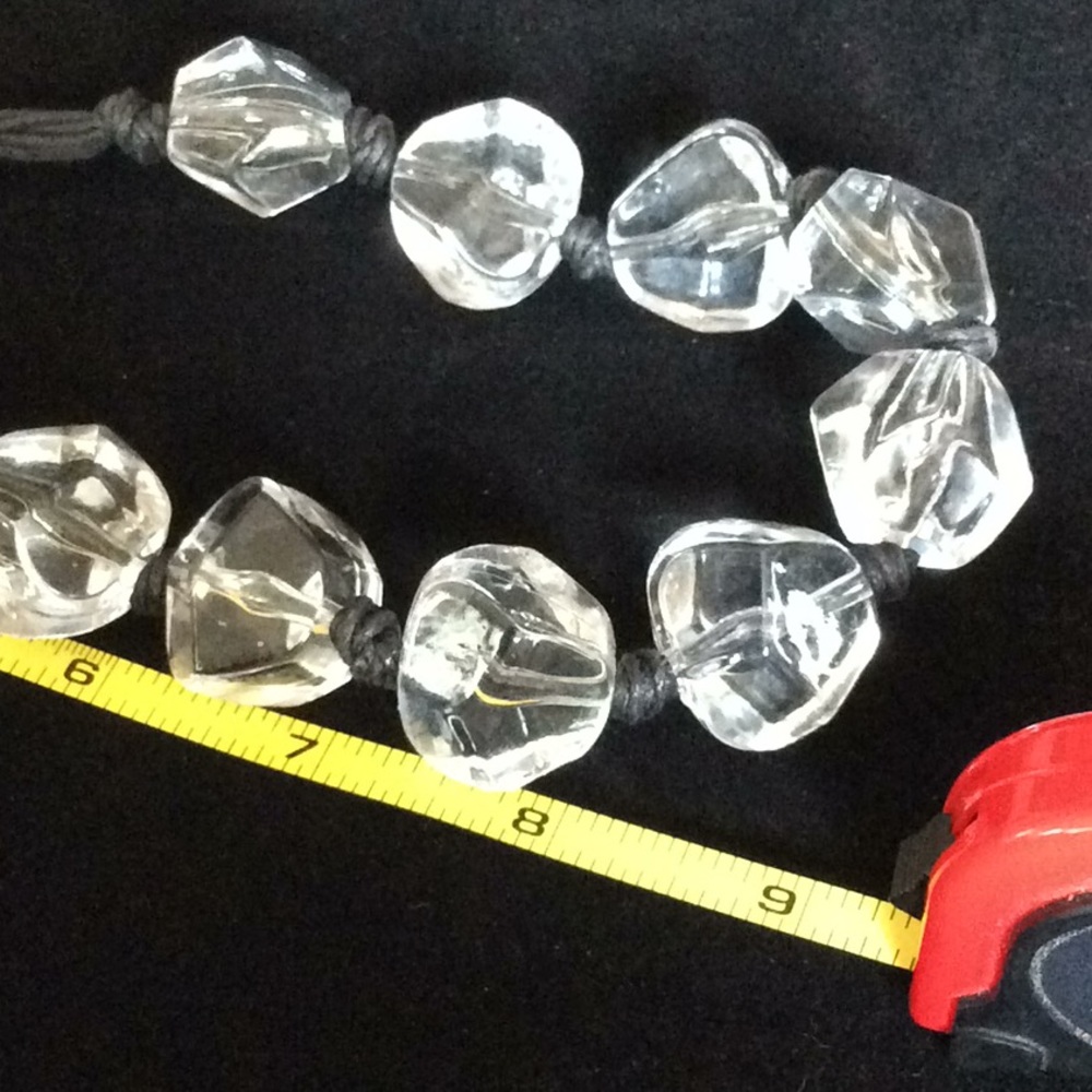 VINTAGE CHUNKY CLEAR LUCITE CHOKER NECKLACE - Picture 5 of 5